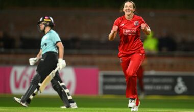 Kate Cross signs new Lancashire contract