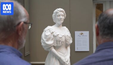 Statues of Amy Sherwin, Australia's first opera star, unveiled at Hobart's Hadley's Hotel in bid to cement legacy