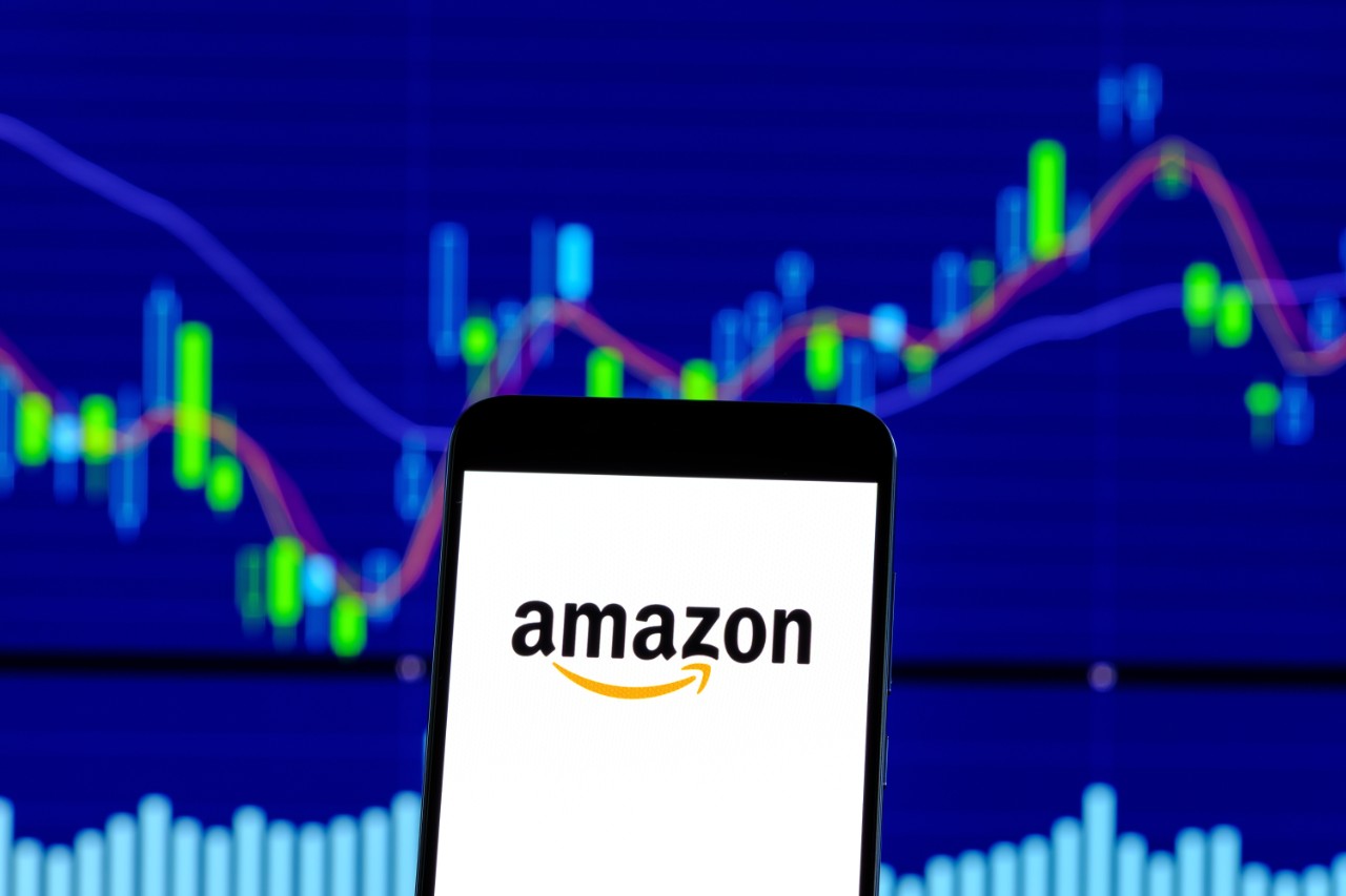 US stocks end week lower as Amazon losing streak extends