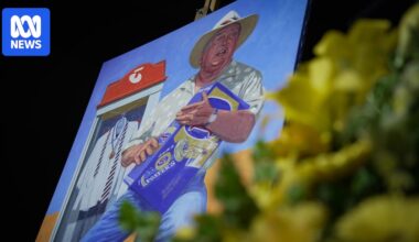 Hundreds attend state funeral for Ted Egan, former NT administrator, folk musician and land rights champion