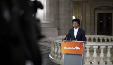 Extended-hour clinics to treat patients waiting in Winnipeg's ERs: health minister