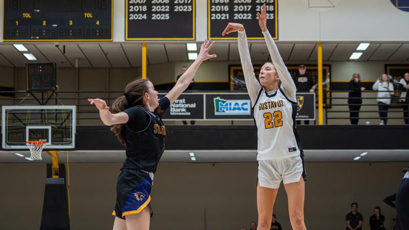 Women's Basketball Clutch Late, Secure Regular Season Sweep Over St. Scholastica, 68-62