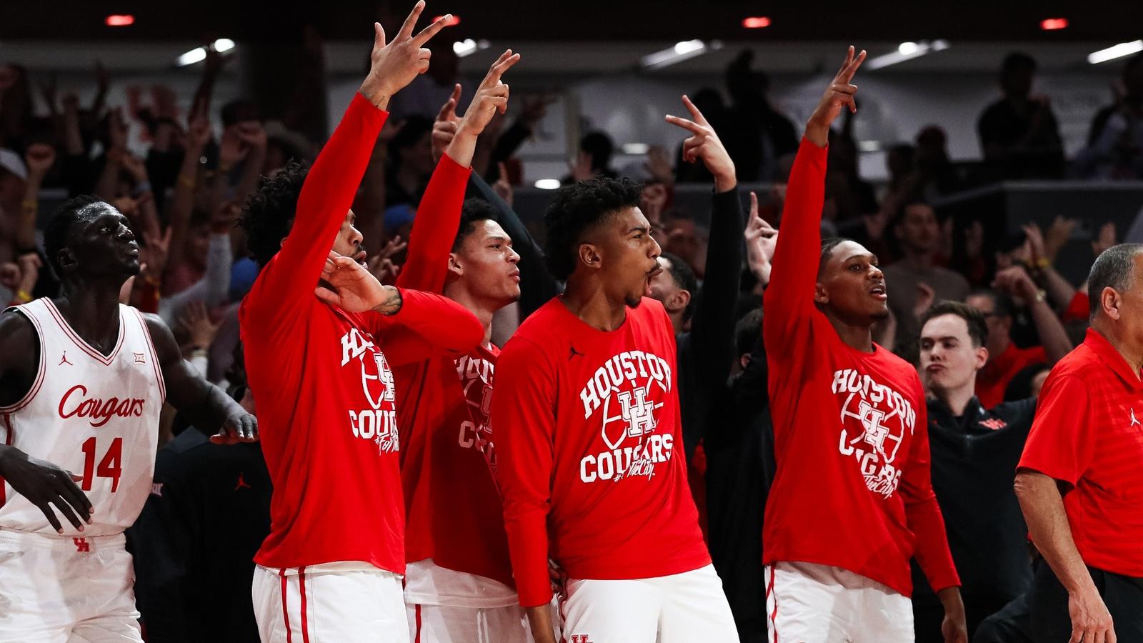 Chris Cenac shoots basketball