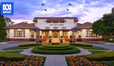 Navy chief's speech disrupted, bomb squad called after rocks thrown through glass door at Canberra hotel
