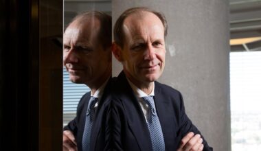 Former ANZ chief Shayne Elliott drops legal action against bank