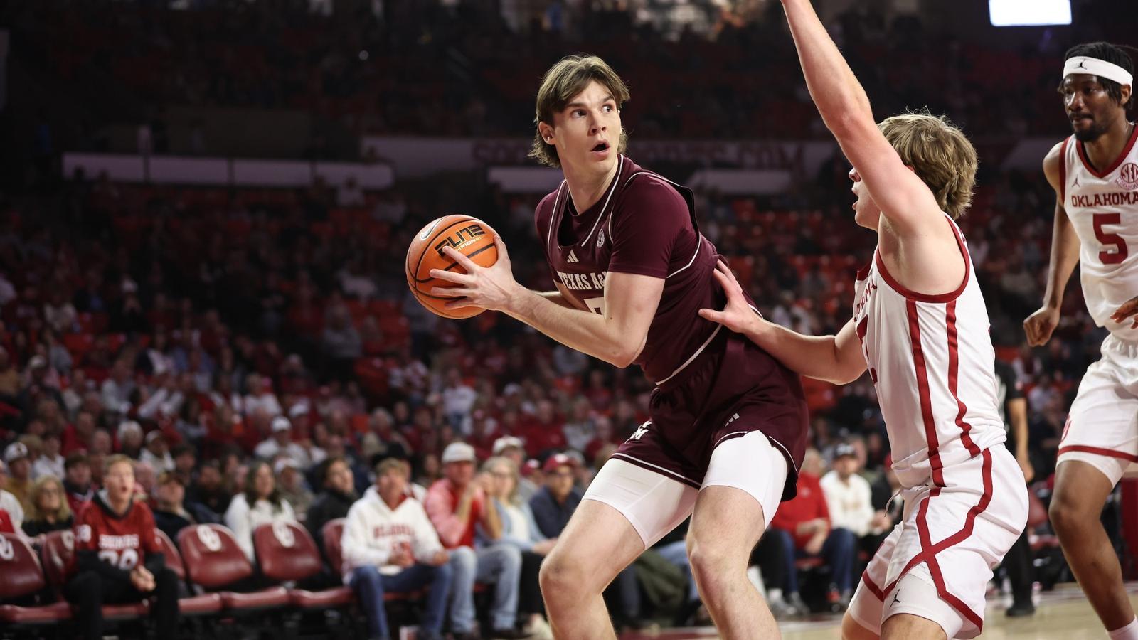 Rashaun Agee dunking on Oklahoma