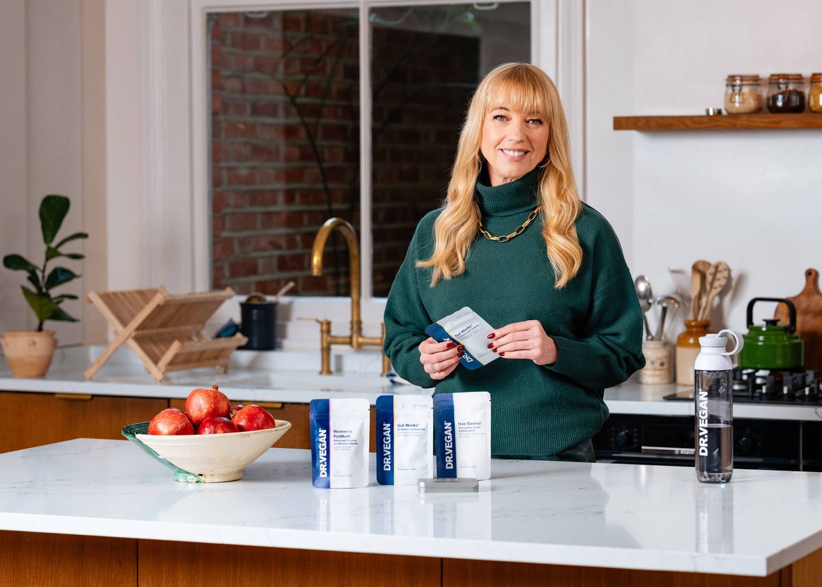 Sara Cox holding the Women's ProMulti tablets