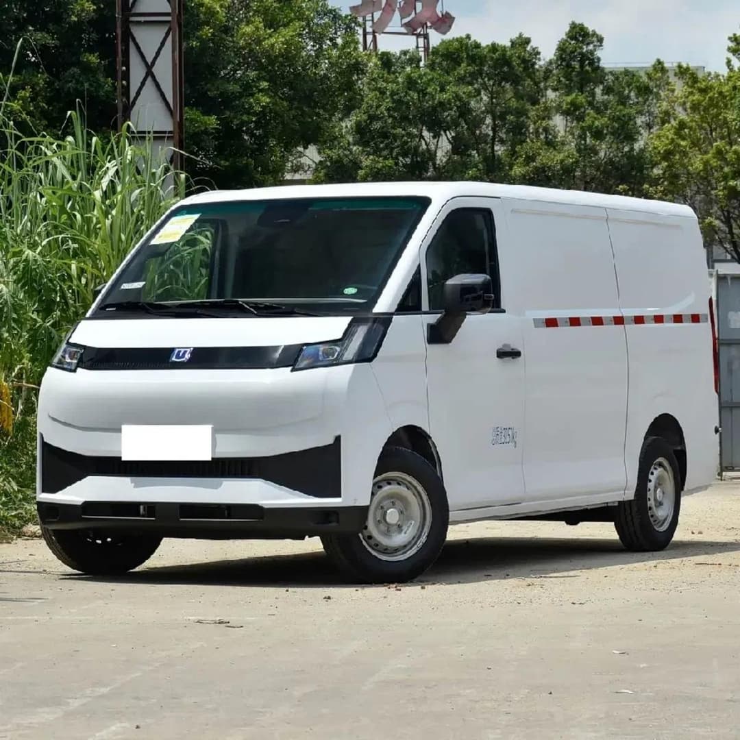 Farizon V7E exterior — dual sliding doors and rear barn doors