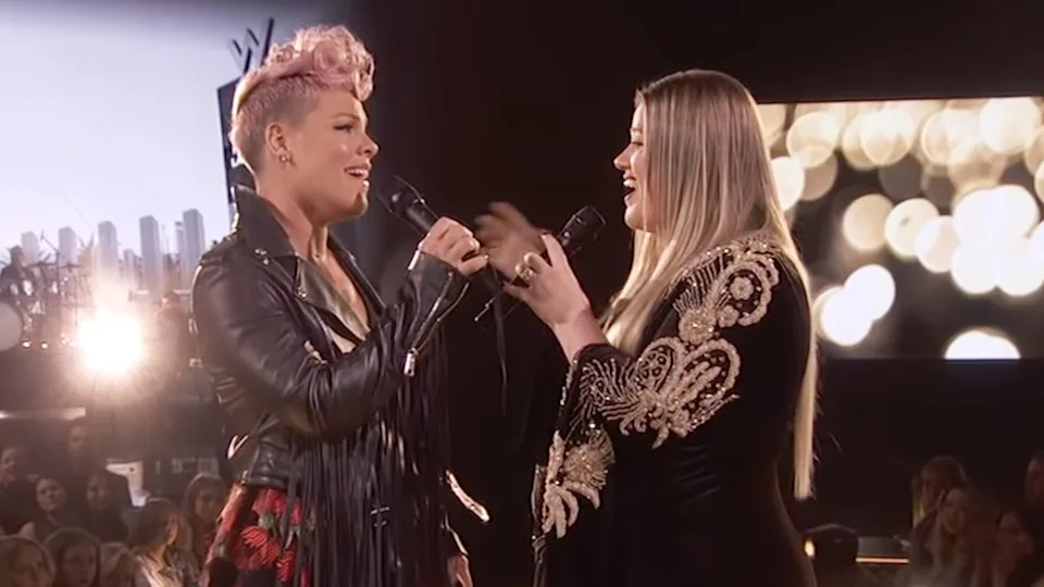Kelly Clarkson and Pink perform Everybody Hurts (2017 American Music Awards).