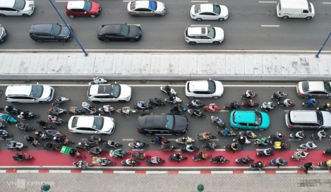 Motorbikes drive on the red lane dedicated for bicycles on Mai Chi Tho Boulevard in Ho Chi Minh City, Jan. 6, 2026. Photo by VnExpress/Dinh Van