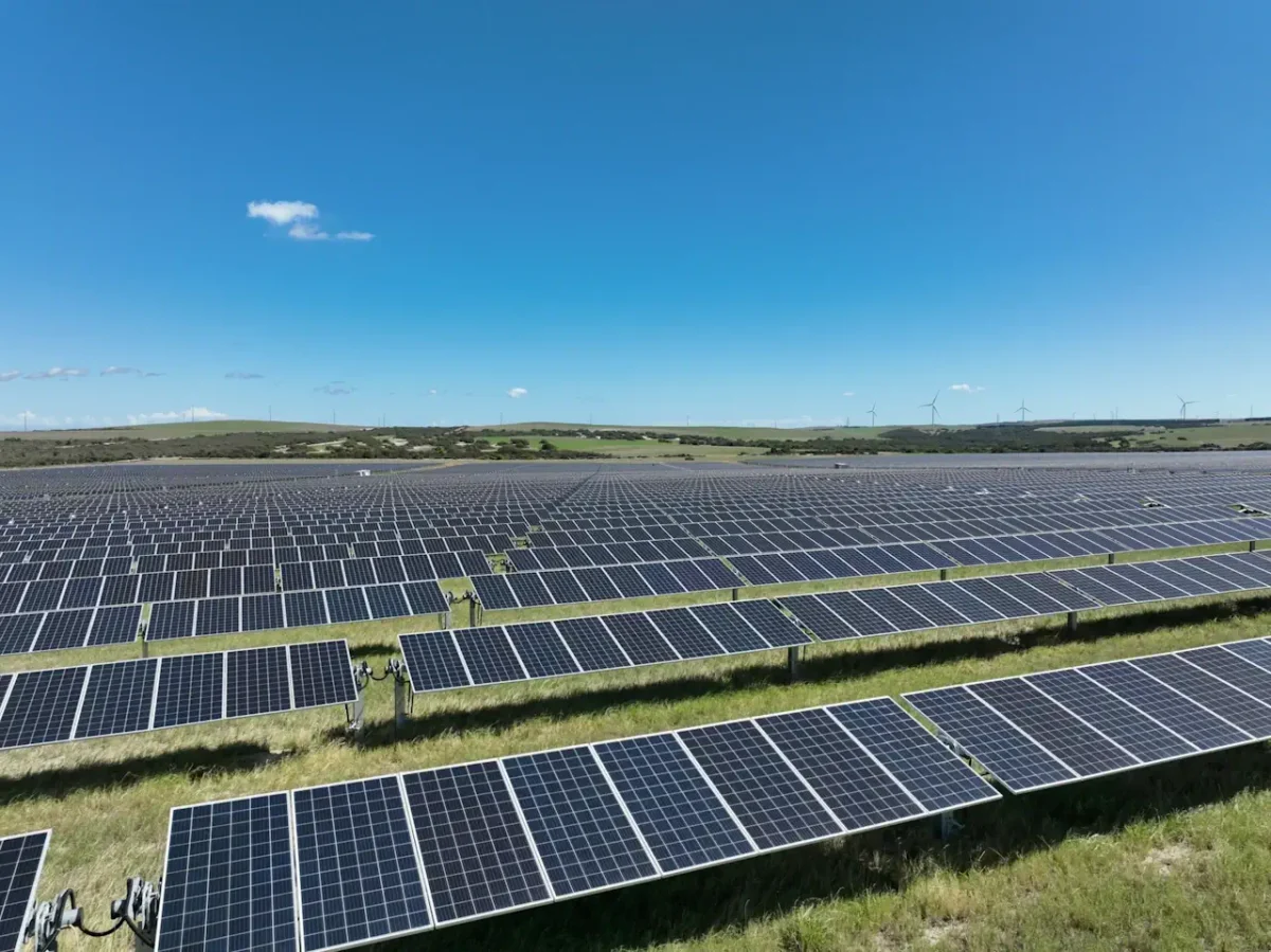 Hybrid solar and eight-hour battery facility with “EV servo” gets federal green light