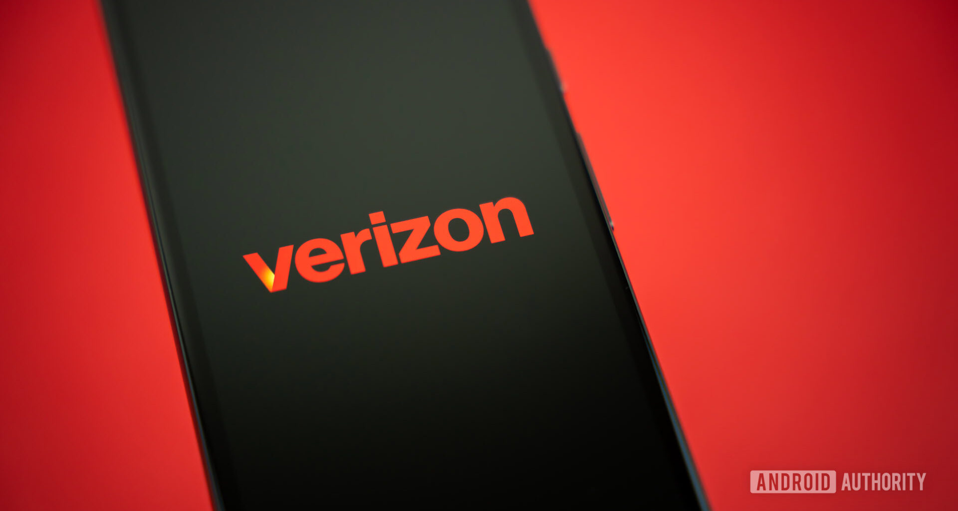 2024 Verizon logo on smartpohone Stock photo (3)