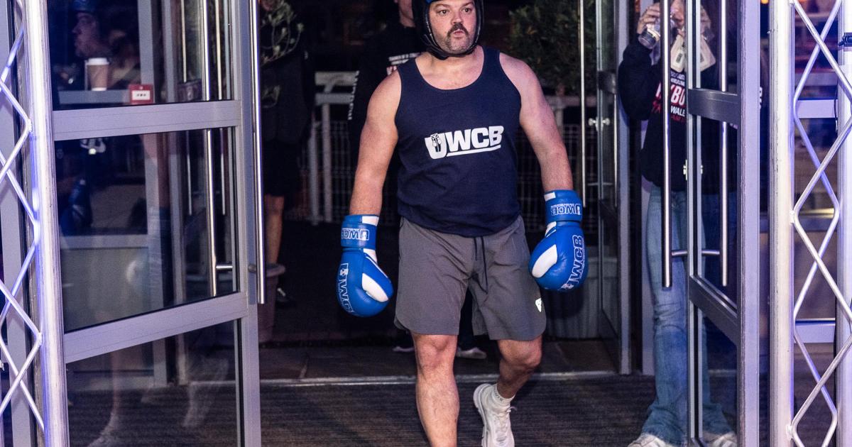 Rhostyllen man's national award for boxing fundraiser