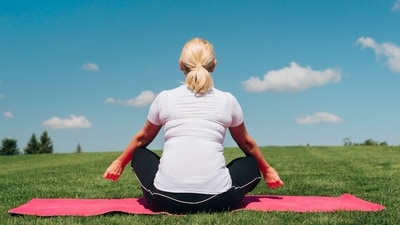 91-year-old Jill from Australia defies age norms with a rigorous routine of swimming, yoga, Pilates, and walking 12,000 steps daily. (Representative picture: Freepik)