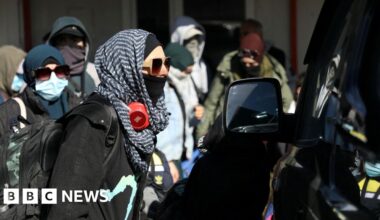 Australian IS families in Syria camp turned back after leaving for home - BBC