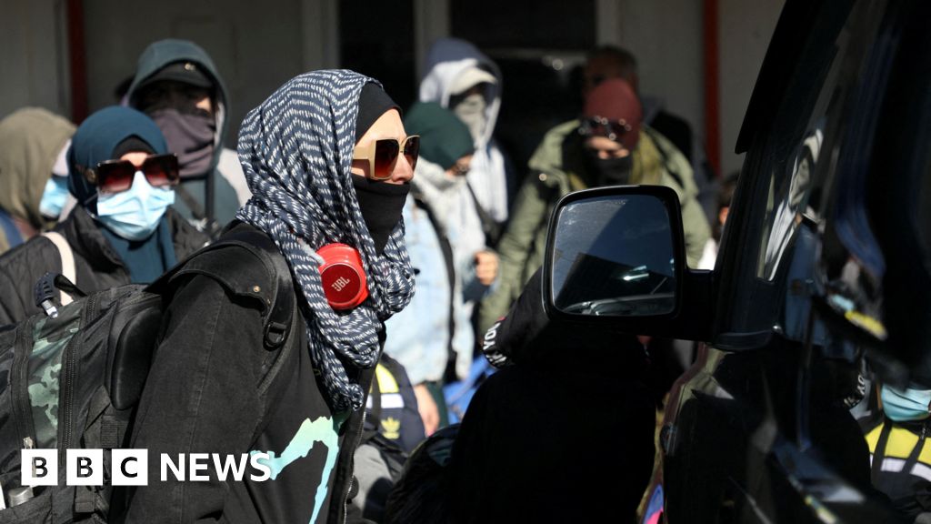 Australian IS families in Syria camp turned back after leaving for home - BBC