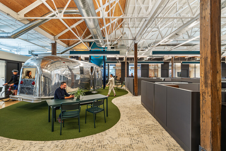 Brown and Crouppen King’s Hill Headquarters / HOK - Interior Photography, Kitchen, Beam