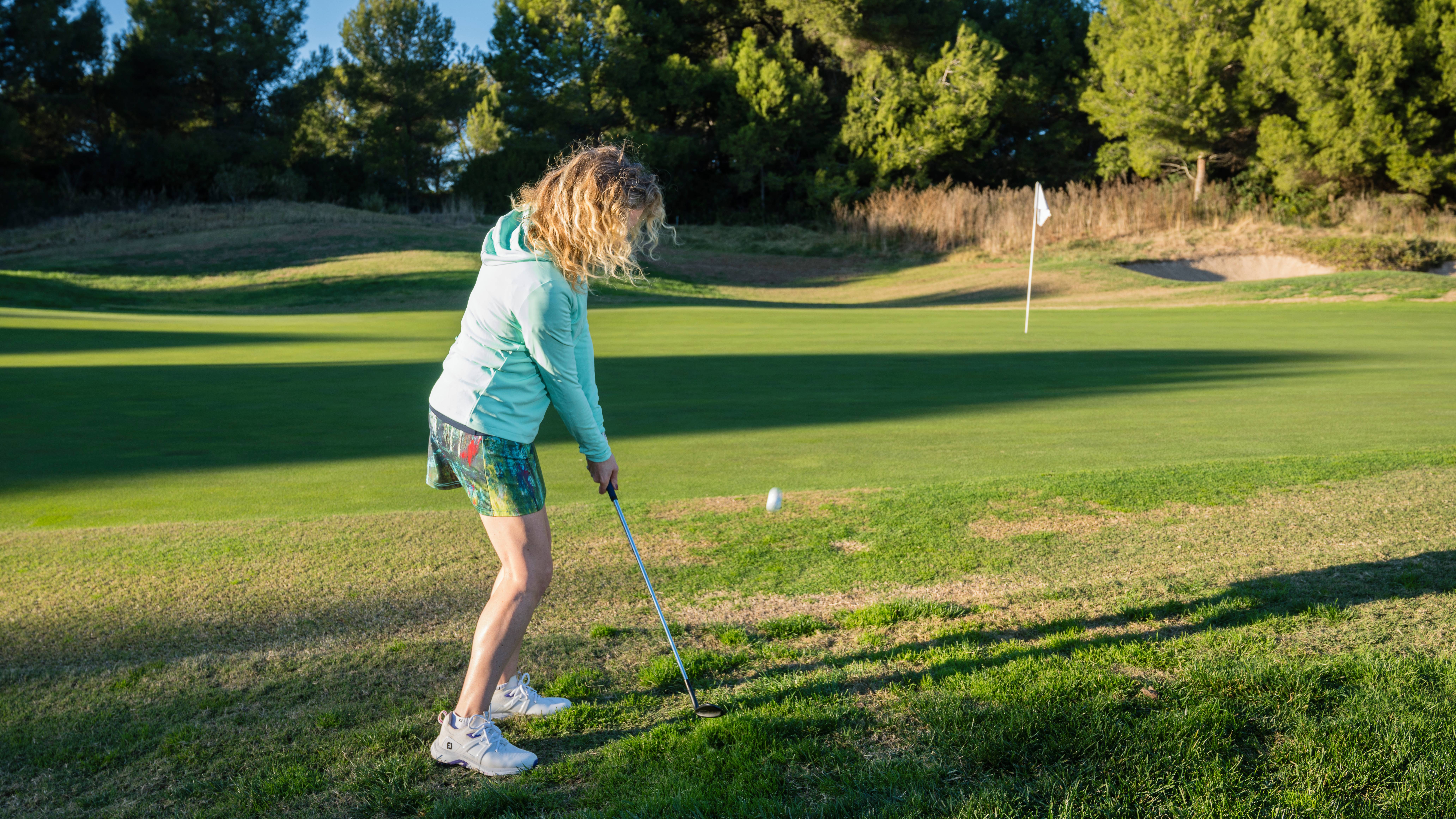 Katie Dawkins hitting a chip shot
