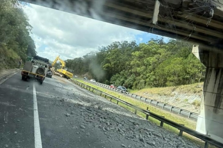 Excavator strikes bridge blocking Bruce Highway, Sunshine Coast 