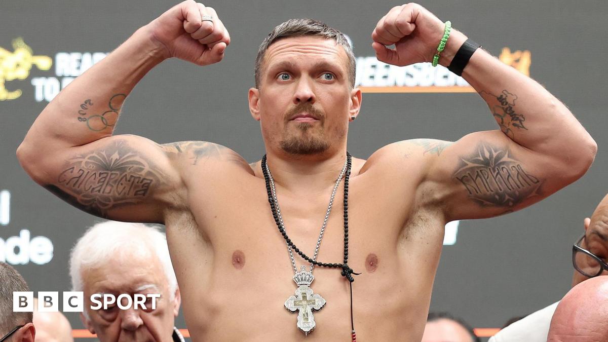 Oleksandr Usyk flexing his biceps