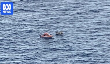 'Lucky' fishermen rescued after boat fire near Binalong Bay, Tasmania