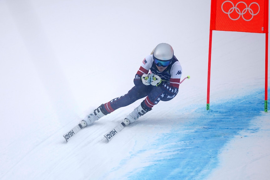 Lindsey Vonn skiing down a hill