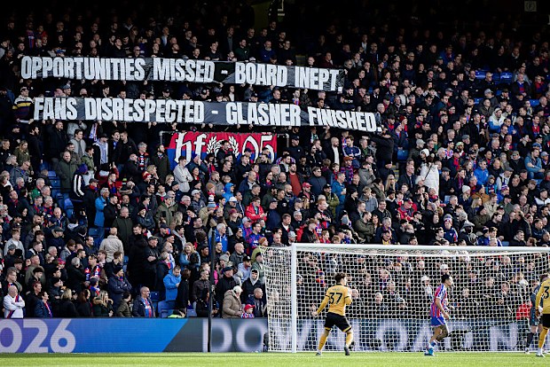 Fans of Crystal Palace show criticism of the club.