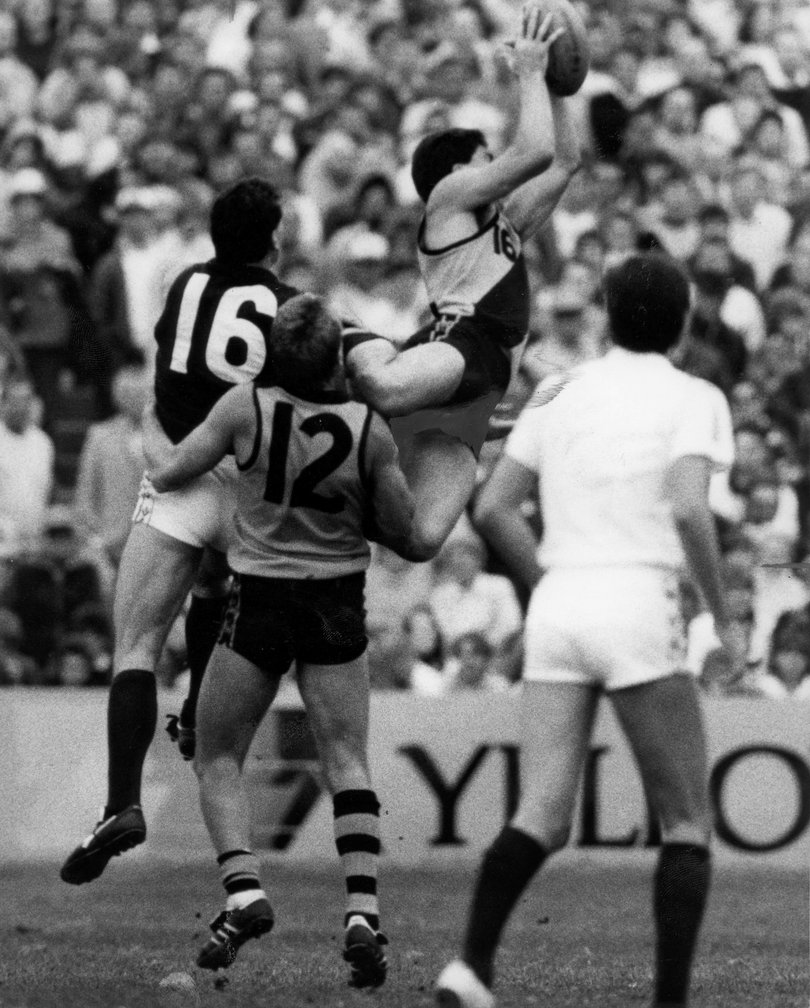 WA’s Geoff Miles flies for a mark.
