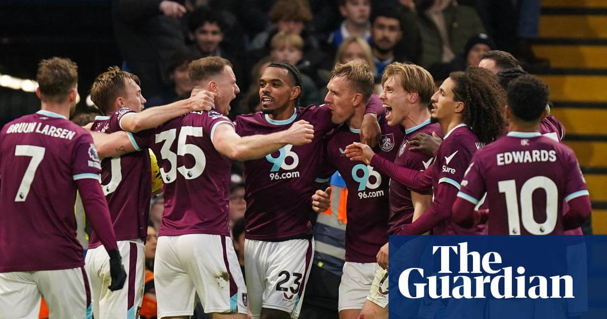 Flemming earns last-gasp draw for Burnley after Chelsea’s Fofana sees red | Premier League