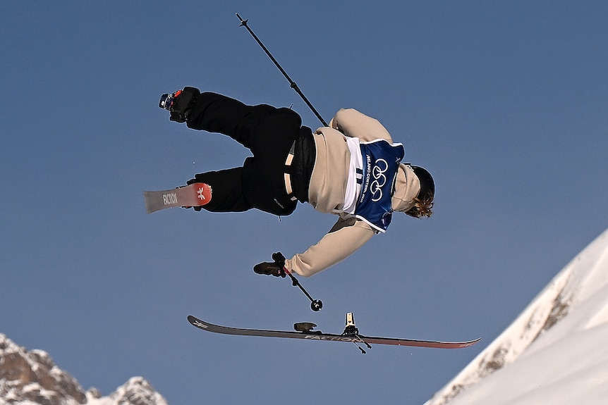 Sarah Hoefflin loses a ski while competing at the 2026 Winter Olympics.