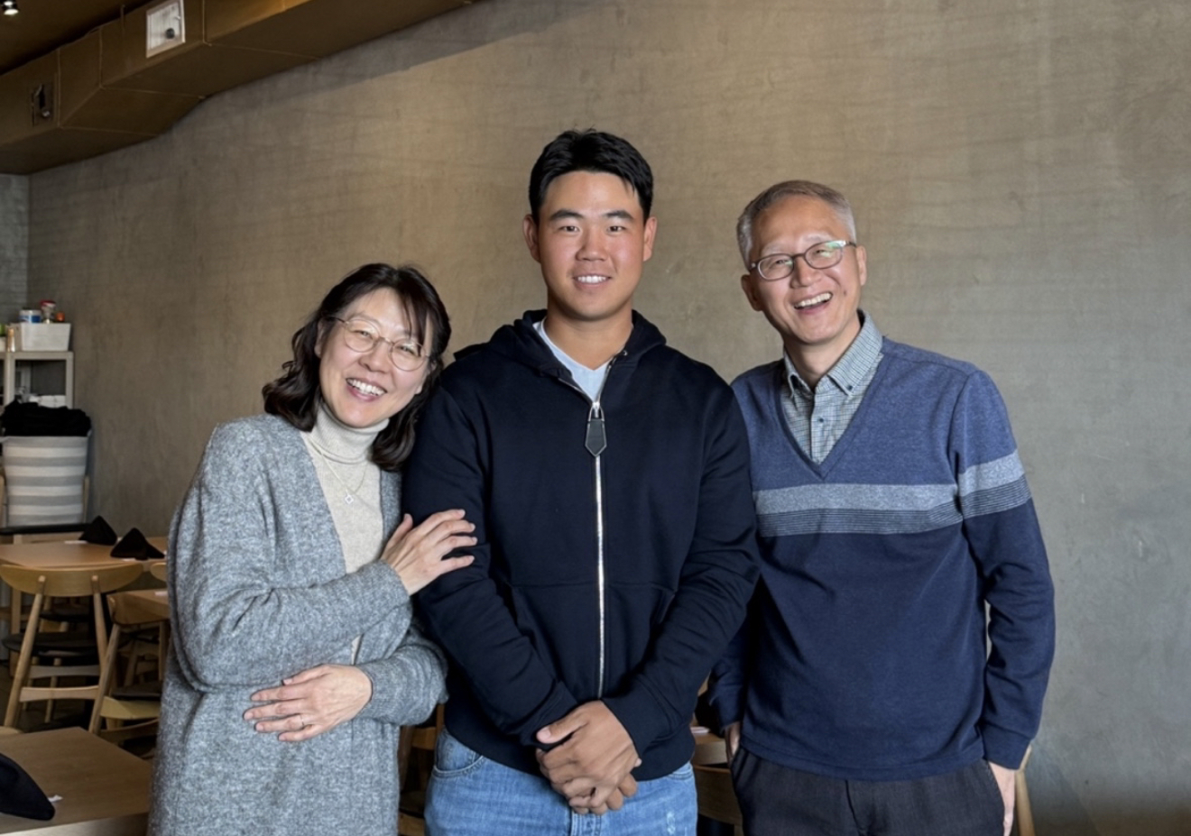 PGA golf player Kim Joo-hyung poses with his in-laws. [JOONGANG ILBO]