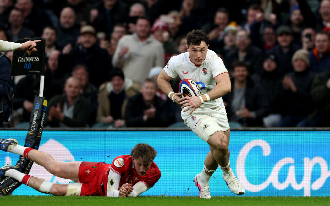 England's wing Henry Arundell runs to score the team's first try during the Six Nations international rugby union match against Wales at Allianz Stadium, Twickenham, London, on February 7, 2026. (Photo by Adrian Dennis / AFP)
