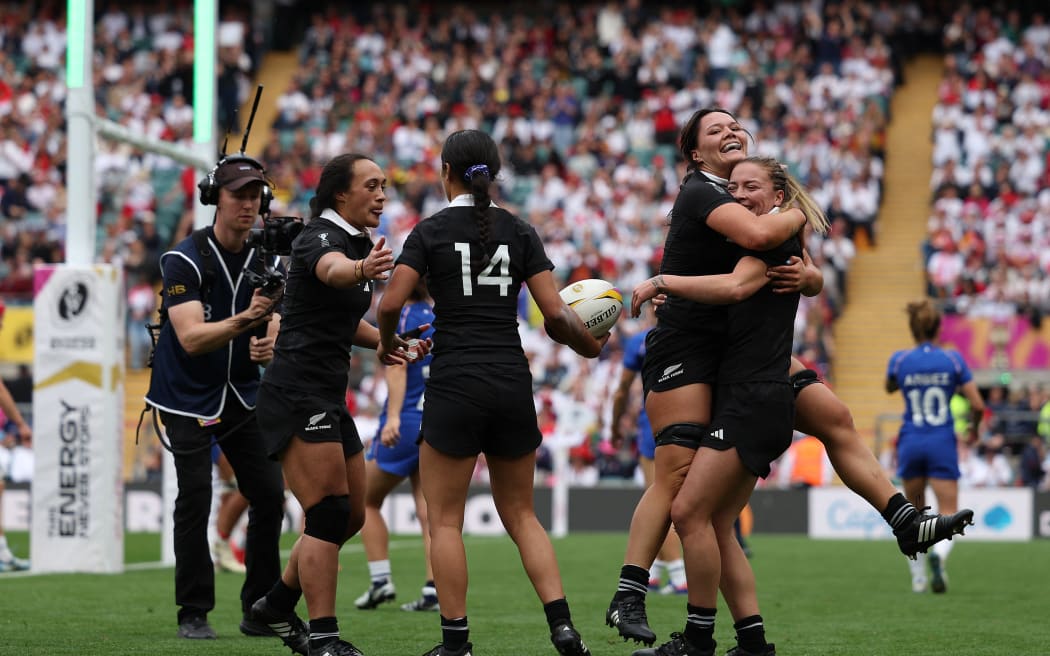 New Zealand's full back Renee Holmes (R) celebrates scoring a try during the Women’s Rugby World Cup third-place match against France, 2025.