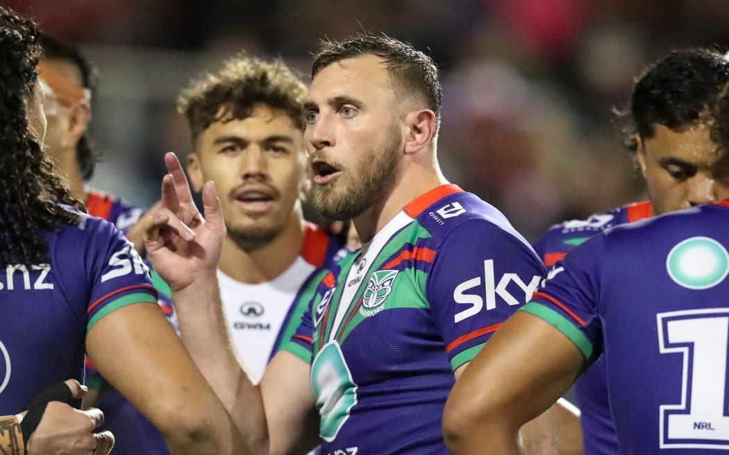 Kurt Capewell talks to the team after the Dragons score. St George Dragons v One NZ Warriors.