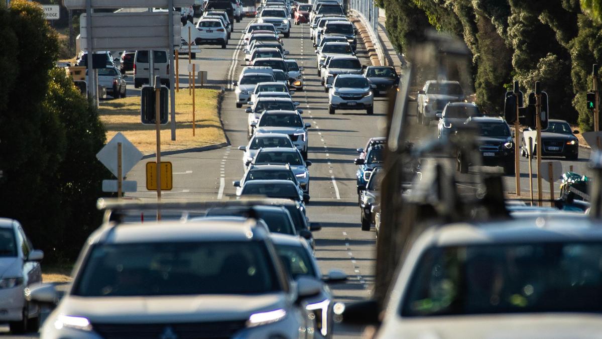 Fremantle Traffic Bridge commuters face surprisingly smooth run despite start of 12-month closure