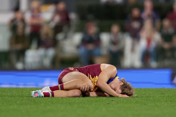 Ashcroft holding his knee in round 19 of the 2023 season. His ruptured anterior cruciate ligament meant 10 months off football.