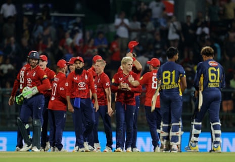 Jacob Bethell (centre) celebrates England’s victory with his teammates.