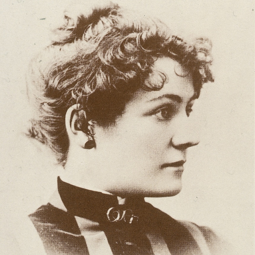 A sepia photograph of Amy Sherwin, who is side on to the camera, in 1887