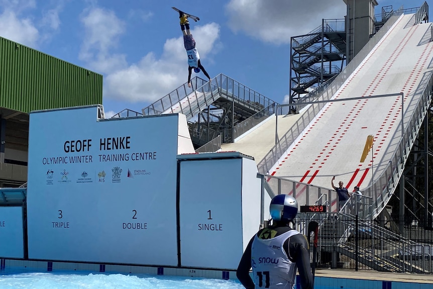 Noé Roth watches Reilly Flanagan jump