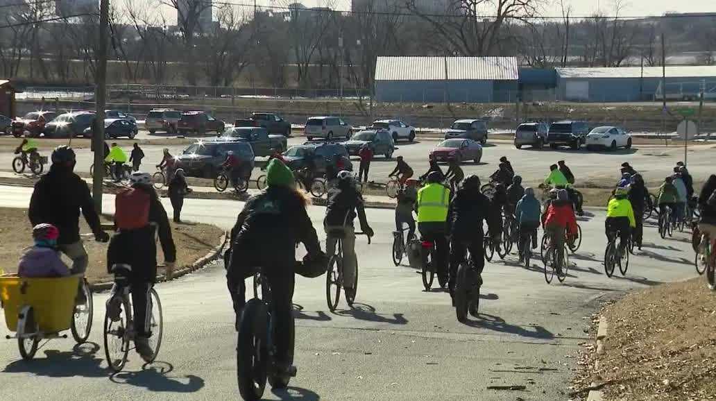 Iowa cyclists ride to remember Alex Pretti, Renee Good