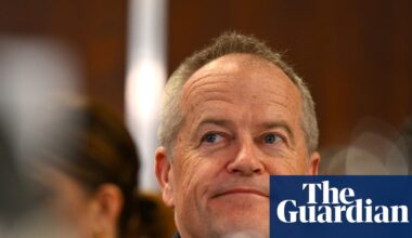 Bill Shorten questions ‘forces at play’ after Steve Bannon’s claim he helped Clive Palmer, damaging Labor’s 2019 election chances | Bill Shorten