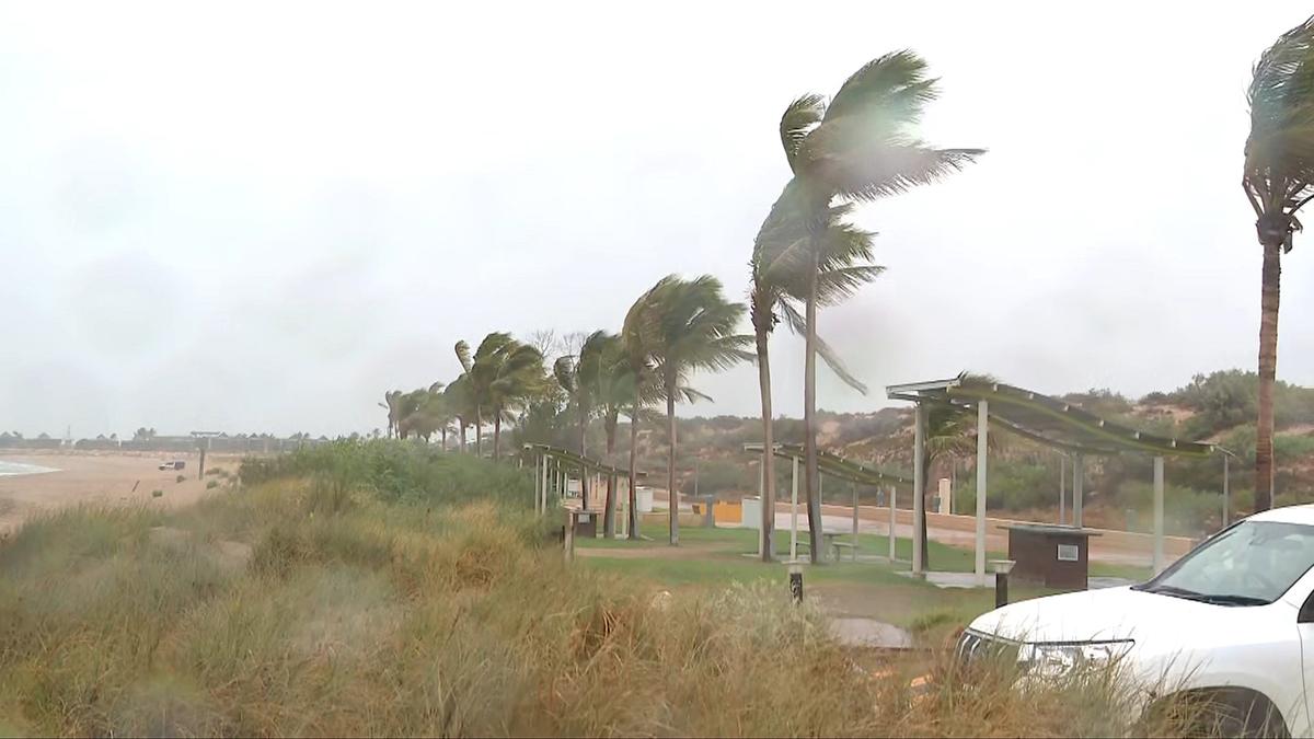 Residents told to ‘shelter indoors now’ as Tropical Cyclone Mitchell passes west of Carnarvon, warning remains