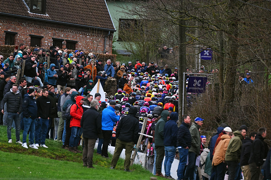NIVONE, BELGIUM - FEBRUARY 28: A general view of the peloton passing through the Eikenberg cobblestones sector during the 21st Omloop Het Nieuwsblad 2026, Men&amp;apos;s Elite a 207.2km one day race from Ghent to Ninove / #UCIWT / on February 28, 2026 in Ninove, Belgium. (Photo by Tim de Waele/Getty Images)