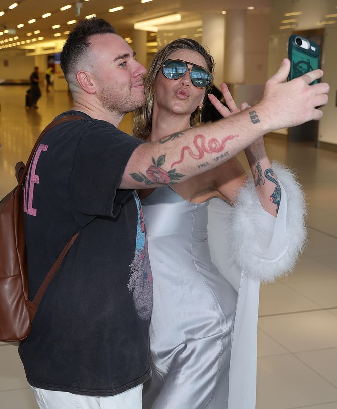 Kesha taking pictures with a fan.