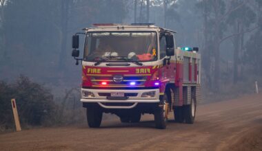 Bushfire emergency warning downgraded for Molesworth as uncontrolled blaze threatens homes