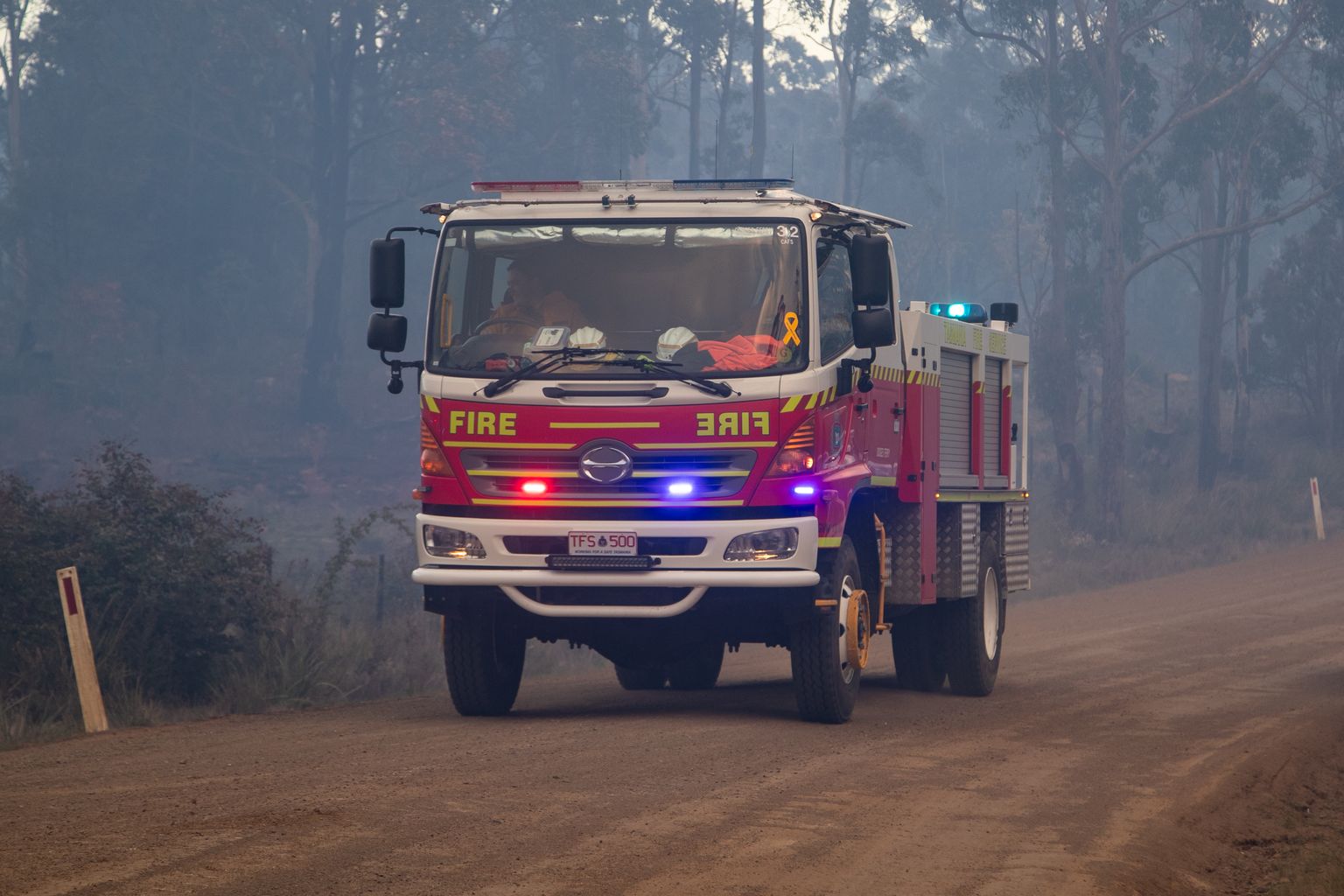Bushfire emergency warning downgraded for Molesworth as uncontrolled blaze threatens homes