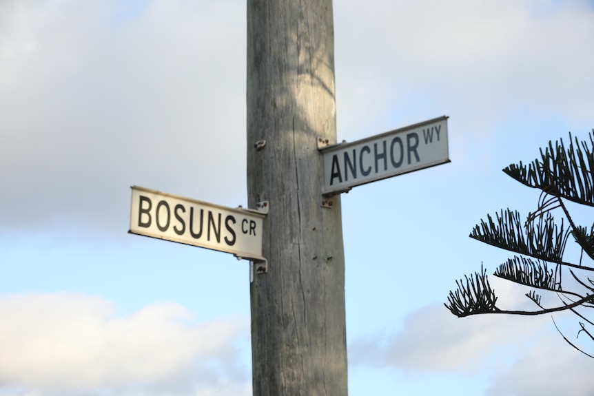 Street signs: Bosuns Cr and Anchor Wy.