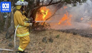 Properties under threat as uncontrolled Deep Creek bushfire burns south of Adelaide