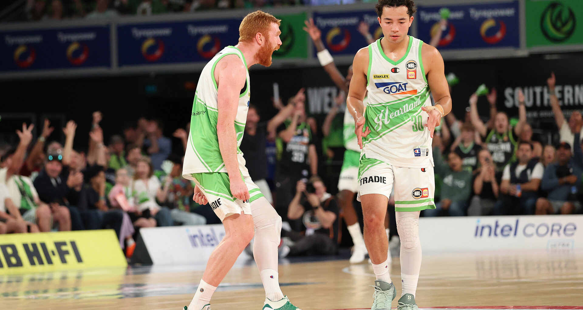 Phoenix light it up despite Deng's 36