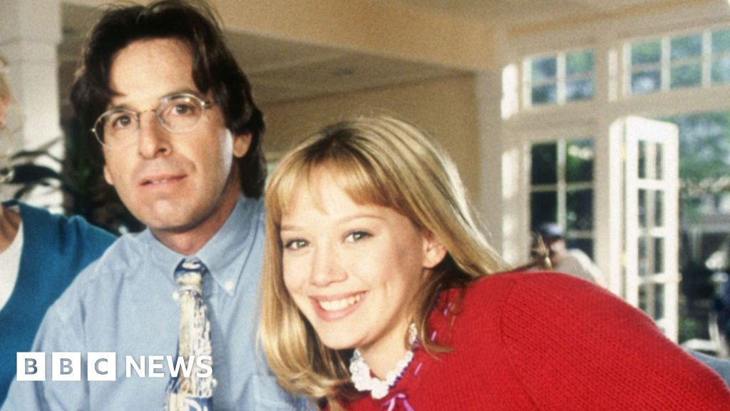 Robert Carradine: Hilary Duff pays tribute to Lizzie McGuire star after his death aged 71 - BBC